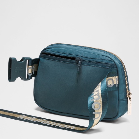 Lululemon Everywhere BeltBag 1L *NWT Wordmark - Picture 2 of 8